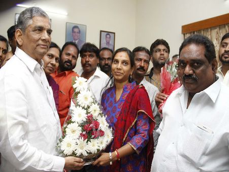 చంద్రబాబు, జానా రెడ్డి పార్టీలు మారలేదా: కెటిఆర్, షబ్బీర్‌కు బెదిరింపు కాల్‌పైనా..