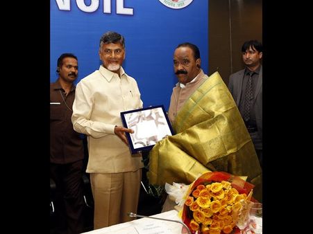 బెజవాడలో నాయిని, జ్ఞాపిక ఇచ్చిన బాబు: రాజ్‌నాథ్ ఎదుట 'విభజన'