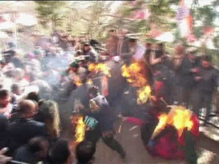 మోడీ దిష్టిబొమ్మ దహనం: మంటల్లో కాంగ్రెస్ కార్యకర్తలు