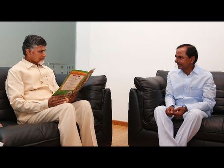 రాజకీయం ప్రాధాన్యం: కెసిఆర్-బాబు 'విభజన', ఏకాంతంగా 15ని.లు (పిక్చర్స్)