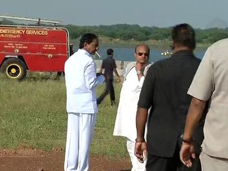 బెజవాడలో స్మోక్ చేస్తూ చిక్కిన కెసిఆర్! (ఫోటో)