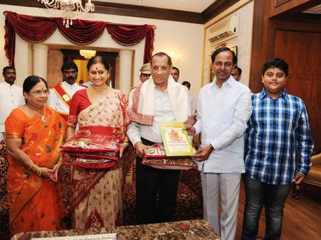 చంద్రబాబుతో ఏం మాట్లాడానంటే..!: గవర్నర్‌తో కెసిఆర్, పత్రిక ఇదే (పిక్చర్స్)