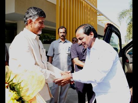 'ఆంధ్రా బిర్యానీని పేడ అన్న కెసిఆర్.. బాబు విందు భేష్ అన్నాడు': అది 'గ్రేటర్' ప్లాన్