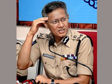 ముందే లీవ్ పెట్టా: సీపీ సవాంగ్ వివరణ, 'కాల్ మనీ'కి బౌన్సర్లు, దురాగతాలివే...