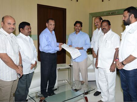 కాల్ మనీలో బాబువైపు జగన్ వేలు: కోరిక తీరిస్తేనే.. బాధితులు (పిక్చర్స్)