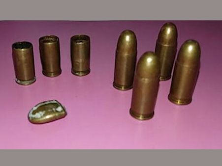 బుల్లెట్లతో శంషాబాద్ విమానాశ్రయంలో పట్టుబడిన ప్రయాణికుడు