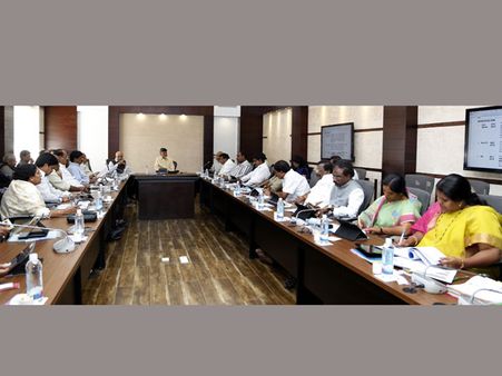 జగన్‌కు చెప్పాల్సిన అవసరం లేదు: 'కాల్ మనీ' నిందితుడితో తన ఫోటోపై బాబు