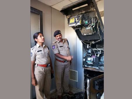 దొంగల బీభత్సం: 2ఏటిఎంల్లో చోరీ, మరో ఏటిఎంకు నిప్పు, 3లక్షల నగదు దగ్ధం(పిక్చర్స్)