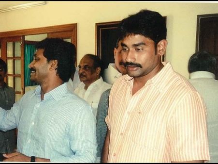 (ఫోటోలు) కాల్ మనీ రాజేష్‌తో జగన్: బయటపెట్టిన బొండా, అతనో 'ఆంబోతు' రాంబాబు