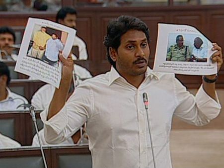 సభలో వైసిపి అరుపులు, కేకలు: 'శుక్రవారం కదా.. జగన్ కోర్టుకెళ్లాలనేమో'