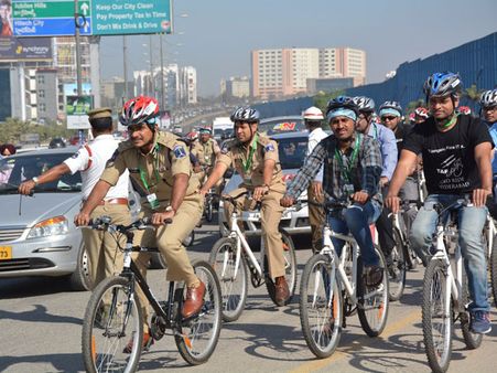 ప్రతి థర్స్‌డే సైకిల్‌పైనే, ఐటి ఉద్యోగులు ఒక్క రోజైనా...: కార్ ఫ్రీ థర్స్‌డేలో సివి ఆనంద్ (ఫొటోలు)