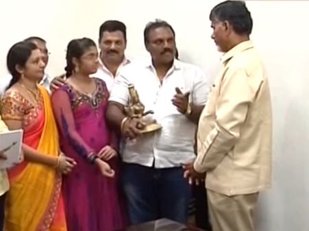 చంద్రబాబుకు రూ. 50 కోట్ల విలువైన పురాతన విగ్రహం అందజేత