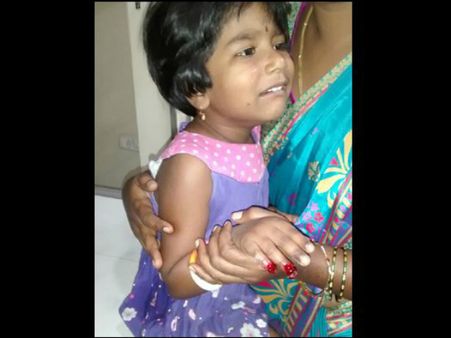 టీచర్ కోపానికి స్కూల్లో నలిగిపోయిన చిన్నారి చేతి వేళ్లు