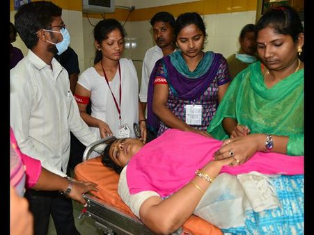 కెసిఆర్‌పై విహెచ్ భగ్గు, 'కరణం బలరాం-రోజా సస్పెన్షన్‌లకు పోలిక లేదా'