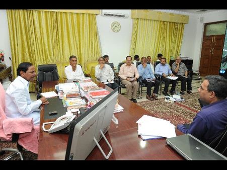 ప్రాజెక్టుల రీడిజైనింగ్: సీఎం ఫడ్నవీస్‌కు కేసీఆర్ ఫోన్, త్వరలోనే మహారాష్ట్రకు (ఫోటోలు)