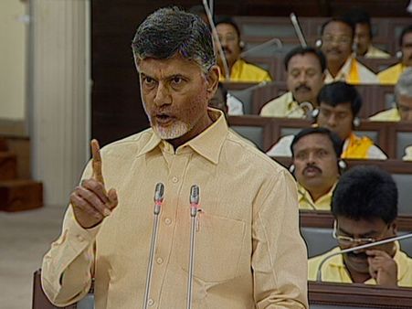 బాబు ఆ హెచ్చరిక జగన్ 'సాక్షి'కేనా: హైద్రాబాద్‌లో కూర్చోవడం కాదు: యనమల