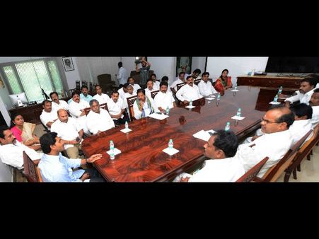 వైసీఎల్పీ కీలక భేటీ: రోజా సస్పెన్షన్, స్పీకర్‌ అవిశ్వాసంపైనే చర్చ