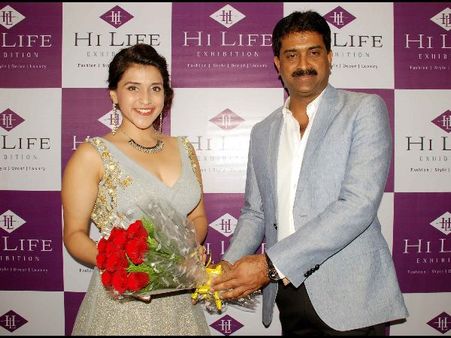 హైలైఫ్ ఎగ్జిబిషన్‌: సినీ నటి మనారా చోప్రా హొయలు