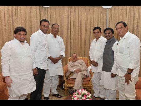 రాష్ట్రపతిని కలిసిన గవర్నర్: పార్టీ ఫిరాయింపులపై కాంగ్రెస్ నేతల ఫిర్యాదు(పిక్చర్స్)