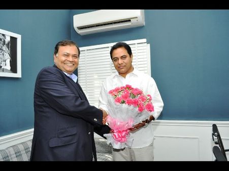 కెటిఆర్‌కు ‘టై’ అవార్డు: అభినందించిన అసోచాం ప్రెసిడెంట్, జీఎస్టీపై ఆందోళన(పిక్చర్స్)