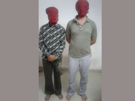 విమానాల్లో వచ్చేసి చైన్లు తెంపుకెళ్తారు: హోటల్ భోజనమే చేస్తారు (ఫొటో)