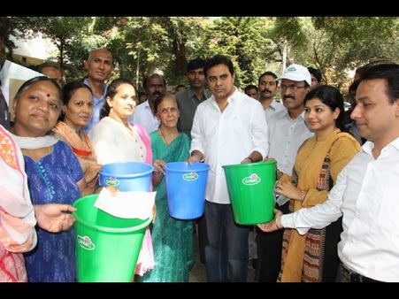 ప్రజల భాగస్వామ్యంతోనే స్వచ్ఛ హైదరాబాద్: కెటిఆర్, చెత్తబుట్టల పంపిణీ(పిక్చర్స్)