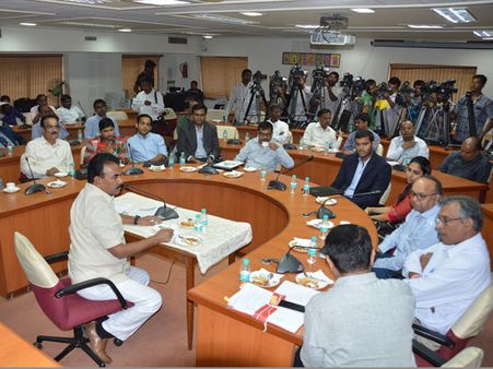 టిఎస్ ఐపాస్‌తో 25వేల కోట్ల పెట్టుబడులు: 5జిల్లాల్లో 14పరిశ్రమలకు అనుమతి(పిక్చర్స్)