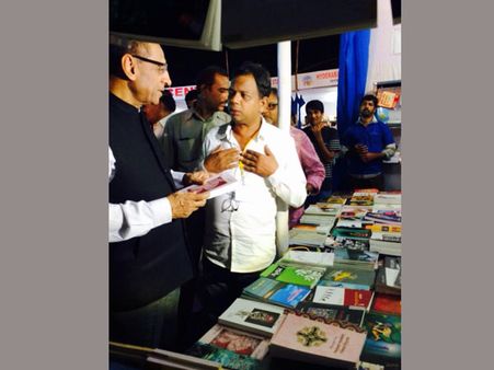 హైదరాబాద్ బుక్ ఫెయిర్: తోపుడు బండి ఓ ప్రత్యేకాకర్షణ, కవిత్వానికి పెద్ద పీట