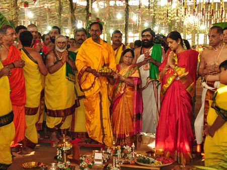 ఆయుత చండీయాగం తొలిరోజు ముగిసిన క్రతువు: హాజరైంది వీరే ( ఫోటోలు)