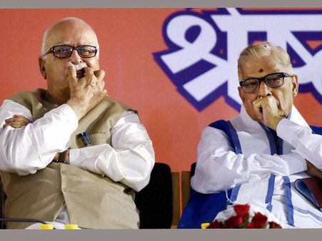 ఆజాద్ ఇష్యూ, బిజెపిలో కలకలం: జోషి-అద్వానీ భేటీ