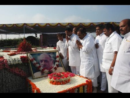 పీవీపై టిఆర్ఎస్ ప్రశంసలు, ఏపీలోని బందర్‌లో తెలంగాణ నేత విగ్రహం