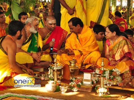 కెసిఆర్ చేసిన యాగాలు ఇవే..: అలీ మినహా కేబినెట్ అంతా ఎర్రవెల్లిలో