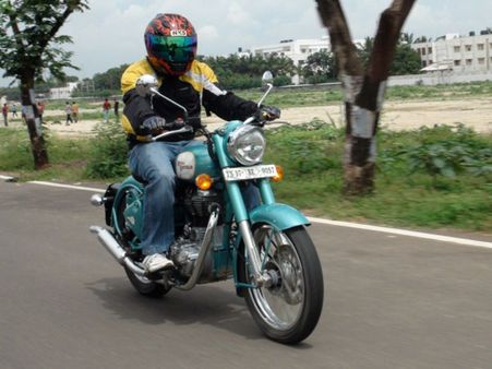 సీట్ బెల్ట్ పెట్టుకోలేదని బైకిస్టుకు చలాన్ విధించారు!