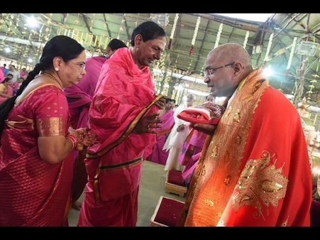 వైభవంగా రెండోరోజు చండీయాగం: గులాబీ వస్త్రాల్లో సీఎం దంపతులు, ప్రముఖుల హాజరు(పిక్చర్స్)