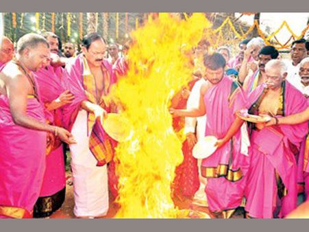 ఐదు రోజులు, ఐదు వర్ణాలు: వెంకయ్యకు త్రుటిలో తప్పిన ప్రమాదం