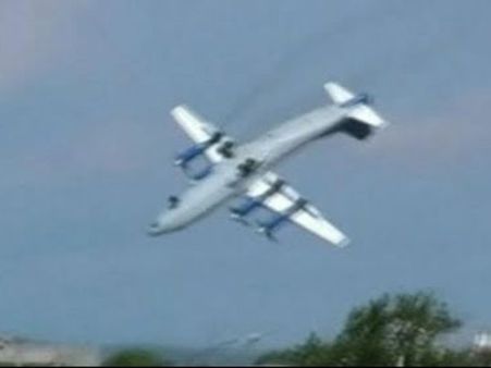 ఇళ్లపైకి దూసుకెళ్లిన విమానం: ఏడుగురు మృతి