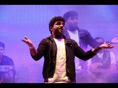 'దేవిశ్రీ' సందడి: చిరు, శ్రీదేవిల సినిమా(ఫోటోలు)