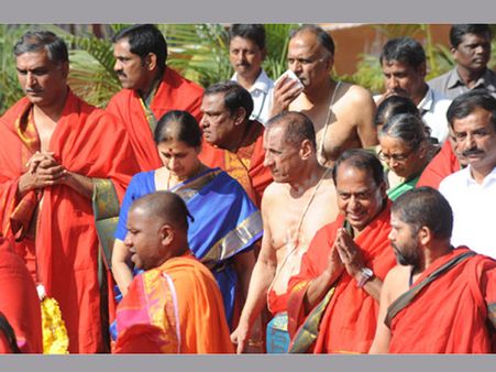 నాలుగో రోజుకు చండీయాగం: హాజరైన గవర్నర్, శరద్ పవార్, రోశయ్య