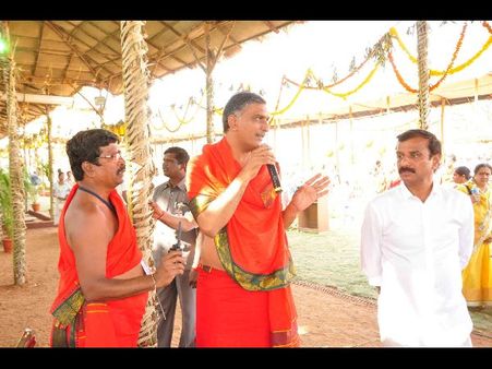 పోలీసులు చేతులెత్తేసినా...: మామ యాగం, హరీష్ రావు హల్‌చల్