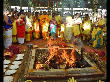 యాగంపై కెటిఆర్ ట్వీట్, మహాపూర్ణాహుతి: బాబును కౌగిలించుకున్న కెసిఆర్