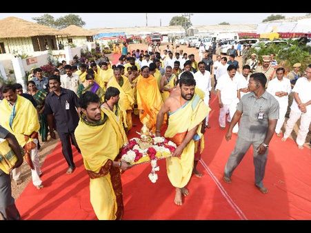 ప్రాయుత చండీయాగం చేస్తా: కెసిఆర్, హిందుత్వవాదులే యాగం చేయలేదు: స్వామి
