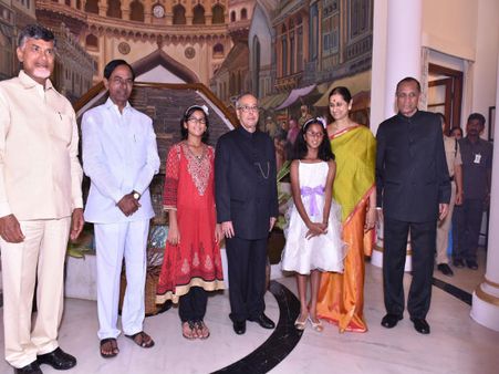 రాష్ట్రపతికి గవర్నర్ విందు: కెసిఆర్, చంద్రబాబు ఏకాంత చర్చలు, చిరునవ్వుతో పలకరింపులు