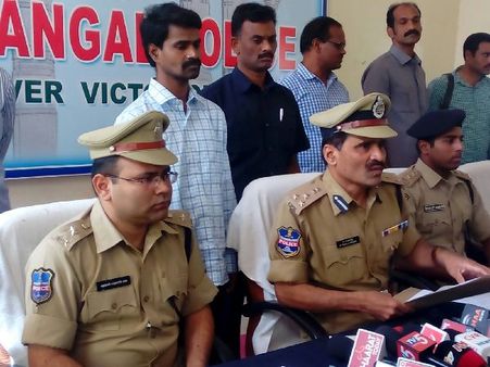 టాప్ మావోయిస్టు లీడర్ లొంగుబాటు: పోస్ట్‌మాన్‌ను చంపిన నక్సల్స్, మహిళా నక్సలైట్ అరెస్ట్