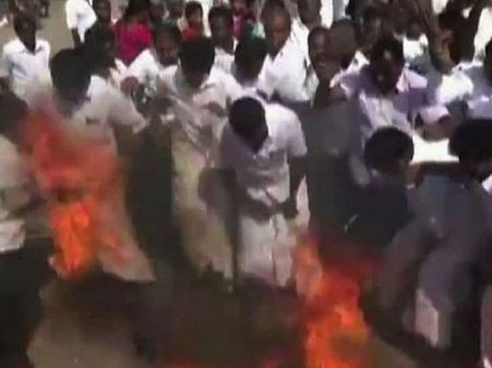 దిష్టి బొమ్మ కాల్చబోయి: పంచెకు నిప్పు(వీడియో)