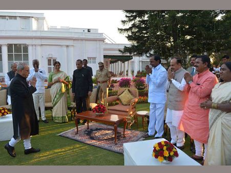 ఎట్ హోం: రాష్ట్రపతి తేనీటి విందుకు కేసీఆర్, గవర్నర్ (ఫోటోలు)