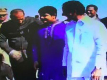 ఢిల్లీకి బయల్దేరిన ప్రణబ్: కేసీఆర్ మనవడి భుజంపై చెయ్యేసి నడిచిన గవర్నర్