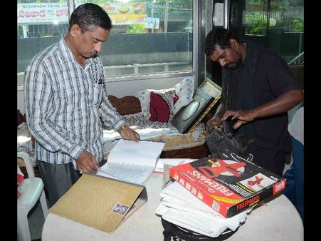 అక్రమాస్తుల విలువ రూ. 25 కోట్లు: ఆనంద్ కుమార్ అరెస్టు