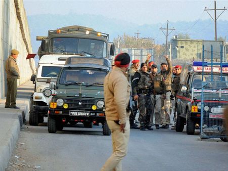 పఠాన్‌కోట్ టెర్రర్ దాడి షాక్: పాక్ నుంచే ట్యాక్సీ బుక్