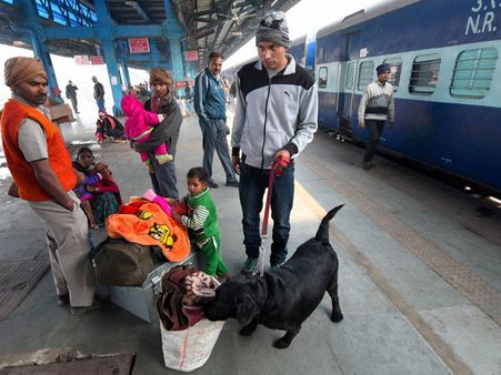 శతాబ్ది ఎక్స్‌ప్రెస్‌కు బాంబు బెదిరింపు: ఆగిన రైళ్లు