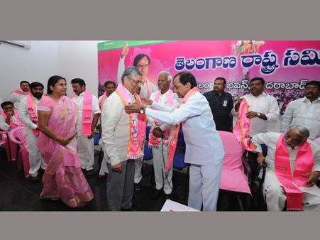 టిఆర్ఎస్‌లో చేరిన విజయరామారావు: కండువా కప్పి ఆహ్వానించిన కెసిఆర్